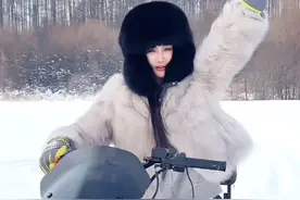 #雪地摩托车 #雪地里撒欢 #雪地摩托漂移 回东北必须要玩雪地摩托，体验摩托车的速度与激情，太刺激啦，南方的小伙伴想感受一下吗？？？视频封面