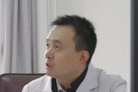 为什么做肺部穿刺活检 我会建议患者住院 #硬核健康科普行动 #医生 #医者仁心 #穿刺活检 #肺结节 @昭通市第三人民医院   为什么做肺部穿刺活检 我会建议患者住院  一个视频告诉你 肺部穿刺活检的作用 以及医生建议住院的原因  先看总结： （一）穿刺活检的目的及作用 1.明确诊断 2.指导治疗  我的看法：如果能通过手术治疗进行切除，一般不建议做穿刺活检。除非已经没有办法进行手术治疗，或者病人身体无法耐受手术，否则不太建议通过穿刺来判断肺结节性质。  （二）并发症 1.气胸（最常见） 2.肺出血（第二常见） 3.空气栓塞（罕见） 4.肿瘤针道转移（可能）  （一）什么是“经皮肺穿刺术”？  经皮肺穿刺术，是指在CT或者B超的引导下，通过一个细的穿刺针，经皮肤穿到肺脏，然后取出标本来做病理检查的一种方法，该检查可以为不明原因的肺部占位性疾病的诊断提供可靠的组织病理学依据。  （二）穿刺活检的目的及作用  1.明确诊断 肺穿刺活检的最重要目的就是明确诊断。对于肺部阴影、肿块等病变，医生无法仅凭影像学检查就作出确切的诊断，因为影像学表现可能与其他疾病如肺炎、肺结核等相似。而通过肺穿刺活检，可以直接获取病变组织的样本，进行病理学检查，从而明确诊断。  2.指导治疗 肺穿刺活检不仅有助于诊断，还能为治疗提供重要指导。通过活检，我们可以了解病变的性质、类型、分化程度等信息，从而制定出更加精准的治疗方案。例如，对于肺癌患者，通过活检可以确定其肿瘤类型和基因突变情况，帮助选择最合适的治疗药物和方案。  （三）穿刺活检的并发症 经皮肺穿刺活检的并发症通常有气胸、肺出血、空气栓塞和肿瘤针道转移等。 视频封面