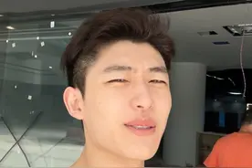 小鬼 到时候哥的胸肌给你靠一靠视频封面