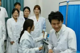 模特想罢工 同学开启忽悠模式#校园#医学科普#医学生懂医学生视频封面