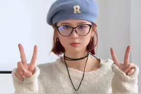 我是如何把剪刀手拍出网感的❓（坐姿篇） 原来剪刀手还能这么玩！  快@你的手残党姐妹，一起摆脱游客照！ #一学就会系列 #简单易学 #拍照姿势 #剪刀手拍照 #坐姿拍照视频封面