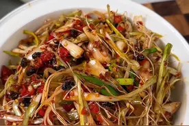 江西特色小凉菜：凉拌蒜苗，一上桌比大鱼大肉还要受欢迎，香辣开胃，特别解腻，过年必备#凉拌菜 #家乡的味道 #凉拌蒜苗 #妈呀太香了 #谁懂这一口的好吃程度视频封面