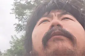 #拾荒捐百万残疾人胡雷称手机已找到，资料都在，一个老人捡到了拒绝了报酬。#胡雷手机找到#热点