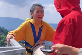 让人心疼的姑娘，零零后小姐姐三年前第一次玩蹦极的视频，我看一次感动一次😭#极限运动 #玩的就是心跳 #蹦极 #保持热爱奔赴山海视频封面