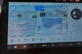 零跑t03升级桌面更新地图音乐视频软件后比原车机好用得太多！ 零跑T03车机破解绕开系统限制安装第三方软件。无损安装，无需ROOT，无需刷机，简单快捷，不影响质保。仅安装使用我提供的app，不卡顿、不黑屏！ 地图软件支持： 新版高德地图（可完美替代原车低版本高德，增加手机发送地址路线一键导航、红绿灯倒计时读秒、3D视角导航等功能，支持你好小零语音助手） 新版百度地图（3D车道级导航、红绿灯倒计时等） 音乐软件支持： QQ音乐、网易云音乐、酷狗音乐、酷我音乐、苹果音乐等主流音乐平台，也支持本地U盘音乐。歌词可显示在桌面上，支持原车方向盘滚轮切歌！提供破解版音乐软件，无需充值会员即可畅听VIP歌曲。 视频软件支持： 腾讯视频、爱奇艺、优酷视频、芒果TV、哔哩哔哩、抖音、电视直播等主流视频平台，也可支持本地U盘视频！ 新桌面支持： 各种主题布局，地图歌词胎压天气等信息在同一界面显示，方向盘不遮挡导航！增加行程记录、开关车门动画语音提醒、跟随大灯切换昼夜模式、一键回家或去公司等功能！支持上车自动进入新桌面！(某些功能需开通桌面会员)  其他功能： 可设置方向盘滚轮按键一键开关空调或除雾、一键开关大灯、开启后视镜加热(如原车有该功能)、开关雾灯等！可设置上车自动进入新桌面、上车自动播放音乐、上车自动开启空调、上车自动关闭行人警示系统等。熄火自动暂停第三方音乐播放。可一键关闭手机零跑app车辆远程定位更新。可自动开启定时充电保持预约状态等！ 还可加装方向盘实体方控按键控制零跑T03空调的一系列操作设置【包括空调的开启和关闭、一键除雾的开启加强和关闭、空调模式(制冷、制热、通风)的切换、内外循环的切换、空调风量大小的调节和空调风向的调节等】！ 佩戴式相机固定机位拍摄！ #零跑t03车机 #零跑t03破解 #零跑t03安装软件 #零跑T03车机桌面 #零跑t03改装