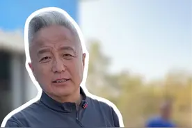 他们日复一日不屈不挠的坚守，成就了这片土地的独特之处！从另一角度印证了，没有荒凉的沙漠，只有荒凉的人生！#新疆 #塔克拉玛干沙漠 #沙漠绿洲视频封面