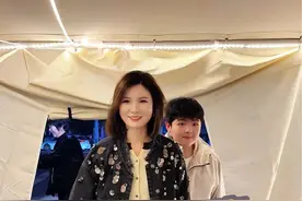 晚上抓包儿子偷跑出来吃夜宵，还吐槽班里没有好看的女生！ #夜宵烧烤 #吃货 #日常vlog #我的小日子呀 #母子搞笑视频封面