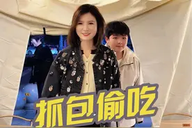 晚上抓包儿子偷跑出来吃夜宵，还吐槽班里没有好看的女生！ #夜宵烧烤 #吃货 #日常vlog #我的小日子呀 #母子搞笑视频封面
