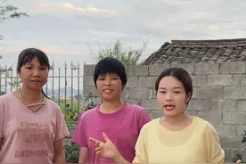 今天母亲节 婆家和娘家比较近 叫上两个妈妈在婆家这边一起过 老公做了满满的一大桌子菜 简简单单的幸福 很多人都说羡慕我嫁的近 其实像现在这样子 我也觉得很好 两边什么节假日都可以一起吃饭 多热闹勒#婚后日常 #娘家和婆家视频封面