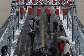 2024年11月24日兰州迎来入冬第一场雪#2024年的第一场雪 #没有雪的冬天是不完整的 #这么热闹的兰州你还不来吗 #漫步黄河边邂逅兰州美 #宣传甘肃 @如意甘肃（甘肃文旅官方号） @兰州黄河风情线大景区 @视听甘肃 @新甘肃 @兰州新闻 @@甘肃教育 @甘肃观察 @阿坤摄影陈坤 @兰州发布 @刀郎视频封面