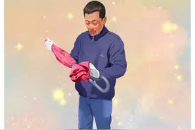 父亲在超市丢失了雨伞，在雨中找寻了很久，最后通过监控找到了，子女以为是父亲舍不得这十几块钱，父亲却说“这是你妈妈生前买的”，让人泪目。#画画 #画一个故事 #父母的爱情 #感人一幕 #内容启发搜索视频封面