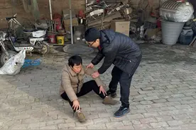 儿媳搬回娘家2个月了，婆婆来家里撒泼打滚的闹，被亲家轰出去了视频封面