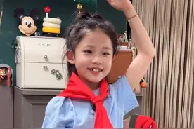 红领巾佩戴口诀：领巾披在肩左尖压右尖，右尖绕一圈，圈中抽出尖 恭喜我的宝贝今天正式成为一名光荣的少先队员啦#红领巾的正确系法 #少先队员 #少先队入队仪式 #红领巾 #六一儿童节视频封面