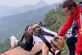 一个大男人还不如一个小姑娘😂😂#蹦极 #玩的就是心跳 #这一跳需要多大的勇气 #勇敢的人先享受世界 #高空挑战视频封面