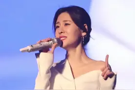 有些人只能同甘不能共苦，可亲爱的那并不是爱情。#张碧晨 #亲爱的那不是爱情 #livehouse视频封面