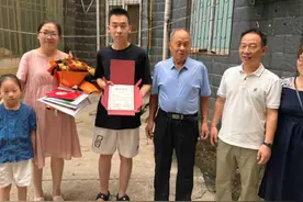 7月26日，邓州市一高中杜晨冉同学，收到了邓州邮政送来的北京大学录取通知书 #北京大学录取通知书 #河南邓州 #邓州一高视频封面