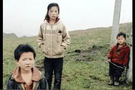 9岁的姐姐独自照顾两个年幼的妹妹，留守儿童三姐妹的生活视频封面