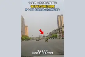 信号灯变换瞬间，电动车与特斯拉路口相撞，谁的责任？#广西视频封面