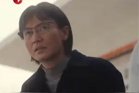 张桂梅慢慢接受新鲜事物，称自己不管了。话音刚落，谷雨就听到张桂梅气拿起喇叭，吞山河般骂人的背影，还与以前一样。#东方卫视山花烂漫时 #宋佳视频封面