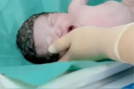 这头发！阿姨惊呼，娃你是戴帽子来的呀！ #最萌新生儿 #刚出生的宝宝 #新生儿 #被你萌化了 #人类幼崽视频封面