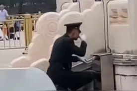 国旗卫士连续站岗两小时纹丝不动，看到休息时的一幕让人心疼，网友：这才是我们该追的星