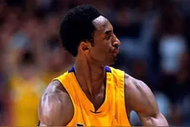 奥尼尔：这一冠更多靠科比，22岁的科比打服波波维奇视频封面