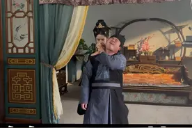 群演小伙参演韩雨桐新剧，欲行不轨惨遭反杀，喜提躺尸红包加特餐
