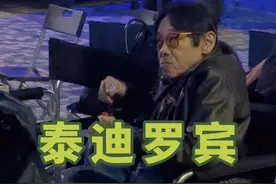 身高不足一米五却才华横溢，港圈影视歌三栖全才#泰迪罗宾 出生于广西桂林，介绍#许冠杰 出道，#郑东汉 做过他的吉他手，捧红众多艺人，一位非常励志的艺人#香港艺人#经典粤语视频封面