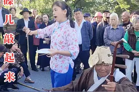 歌剧巜洪湖赤卫队》插曲，手拿碟儿敲起来，@((韩哥拍摄抖音))传播正能量 ，现场指导拍摄。#手拿碟儿敲起来 #一代人的回忆 #老歌越听越有味