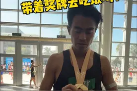 2025厦门马拉松安全完赛 跑步奖牌到底要挂在哪里啊？#厦门马拉松 #魔都跑者陈龙 #怡宝梦之队 #抖音送你去跑马