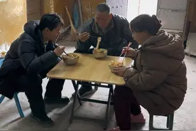老人不容易什么时候都在为孩子们着想，善意的谎言有时候是美丽的，愿我们都能善待和理解老人！#农村生活 #我的乡村生活 #家的样子 #乡村新农人视频封面