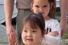 有爸爸陪着一起，好像背古诗也挺好玩的🤣#萌娃背诗 #宝爸带娃 #育儿育己 #大宝和小宝 #亲子教育 @多娜太辣 @奶爸望龙视频封面