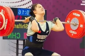 中国之精神，超越身体极限，当起来那一声吼，直接让人泪目#罗诗芳 #中国举重 #体育精神 #为国争光视频封面