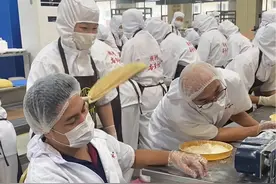 原来月饼厂的员工工作还可以这么开心，特别是第五个阿姨都看不下去，要揍你了#工厂实拍视频 #月饼 #真材实料才能做出好味道 #中秋礼品你准备好了吗视频封面