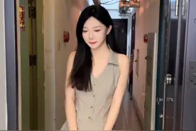 女朋友闺蜜丝袜破了，你敢当着她的面送一双吗？#剧情 #辣妹穿搭 #情侣 #帅哥美女 #爱情视频封面