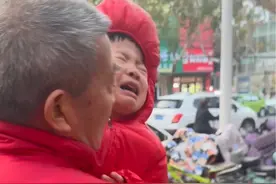 天赐哭了一路，闹了一路，最终还是成功的达到了自己的目的，这个年龄段的孩子应该都是这样吧，该有的任性苦闹一点不少。这一波你是站爸爸还是站妈妈呢#67岁高龄产妇产下女婴 #记录真实生活 @【大超】记录67岁生宝宝天赐家视频封面