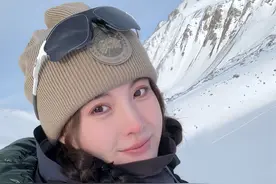 在雪山用华为天通卫星通信打电话#遥遥领先 #科技  #财经视频封面