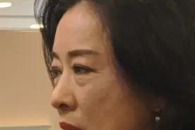 19岁夺得香港小姐冠军闪婚百亿的霍震霆，最美港姐朱玲玲开创了港姐嫁豪门的先河。50岁与霍震霆离婚后又嫁给了百亿身价的瑞安集团老板罗康瑞。#内容启发搜索 #朱玲玲 #郭晶晶视频封面