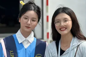 哇哦，好漂亮的两个姑娘~#青大毕业典礼合唱《青花瓷》 #青大唱青花瓷的小姐姐找到啦视频封面