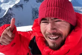 3次登顶珠峰的网红大胡子又来登世界第二高峰K2了 他曾被怀疑最高只能抵达K2大本营。今天跟着他的镜头来看看K2乔戈里峰C3营地（海拔7400米）周边的风景和营地生活吧。#乔戈里峰 @DOU+小助手 @抖音短视频