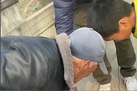这位大爷桥筏的技术可以。 下去就一条大鲤鱼。还有专用的抄网。#户外钓鱼 #桥筏 #钓鱼人精神 #热门视频封面