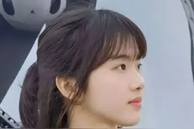 空中娇子--最美女飞行员徐枫灿#最美女兵 #英姿飒爽 #正能量传递 站在你面前的是中国最美蓝天骄子 首批陆军初放单飞的女飞行员。她在军营6年就晋升空军中尉，是翱翔天际、绽放光芒的巾帼英雄，她18岁考入陆军航空兵学院，22岁成为陆军首批自主培养的女飞行员之一，24岁便驾驶的国之重器直20亮相珠海航展 这么优秀的她，就连小说都不敢这么写。徐枫灿，1999年出生在浙江的一个高知家庭，父母都是老师，因此名字也起得很好。风林火山出自《孙子兵法》，其徐如林，其疾如风，侵略如火，不动如山。徐枫灿从小就是学霸，成绩十分优异，就连跑步和跳远也是常年全校第一，超过同龄男生。2017年高考结束后，一条招飞短信点燃了徐风帆的蓝天梦。渴望成为一名飞行员的他，在努力学习的同时，开始严格控制体重与视力。最终，通过层层严拔，徐枫灿凭借着超一本的分数从全国12万考生中脱颖而出，进入陆军航空兵学院学习。在军校学习期间，徐枫灿以惊人的毅力克服种种困难，他每天接受无数次天旋地转、跳伞等高强度训练，为了抗眩晕，他每天除了3000米跑、曲臂悬锤、蛇形跑等日常训练外，还要进行旋梯等特殊科目训练。他在军营大熔炉中历经磨砺，淬火成钢，带着坚韧不拔的精神以及体力与脑力双重锻炼和考核。在2021年，徐枫灿经过四年日复一日的努力与坚持，最终成为同批学员中首个实装单飞的女飞行员。在初放单飞的训练考核中，她凭借精湛高超的飞行技术和过硬的心理素质满分过线。2022年11月，她在第14届航空航天博览会上驾驶国产直20战机亮相，并担任装备静态展示解说员。同年作为新时代的青年榜样。徐风灿的成长故事还被编入了高考作文，成为万千学子心目中的榜样。在2023年3月，徐峰灿又成功当选十四届全国人大代表。如今年仅25岁的她已经三次作为军方代表参加两会。去年，徐枫灿再次驾驶武装直升机直20闪耀珠海航展，飒爽依旧，这不仅展示了我国空军的强大实力，更传递了当代青年勇敢追梦的励志故事，也告诉人们，性别从来不是追求梦想的阻碍。如今中尉军衔的她又美又枫，能文能武，而长相却是她最不值一提的。越来越多的人知道了徐枫灿这个名字，凭借超高的颜值和实力火爆互联网，成为了无数人心中的女神。