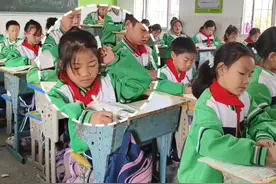刘海太长影响上课？老师的剪发服务，让学习更专注！📚🥰！”#关爱学生 #学生成长#记录校园生活 #发型 #抖音小助手@韩束官方旗舰店 #韩束视频封面