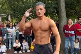 牛人展示太空漫步 但愿你我都能斩断生活琐碎纷扰的桎梏 在光阴流转间去追寻一生的热爱  #保持热爱 #可乐健身 #健身人的太空步