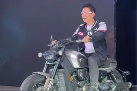 在重庆摩博会现场看到明星啦#QJMOTOR #任贤齐 #重庆摩博会视频封面