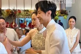 董璇嫁小9岁张维伊再婚敬酒照曝光