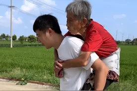 90岁奶奶处处为子孙着想，喊她吃饭她怕麻烦我们，喊她帮我们干活却赶忙就来，老人为后代幸福，总是默默无闻，任劳任怨的奉献了自己一生，奶奶的付出是还不完的，对奶奶好是我们应该做的#记录真实生活 #农村生活 #隔辈亲视频封面