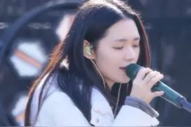 去校园参加同学们的草坪音乐歌会~今晚19点#抖音校园live计划 浙江大学站，一会见~#以你为名视频封面
