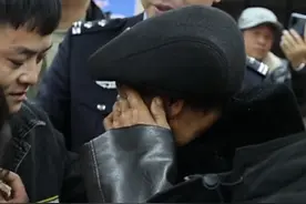弟弟被拐时姐姐年仅2岁 父母近年遗憾离世，34年后姐弟终团聚，姐姐一家送上鲜花欢迎弟弟回家，转发助力团圆@胡祥雨 @茜姐来了 #团圆#寻亲#回家#好事成真#开年行善视频封面
