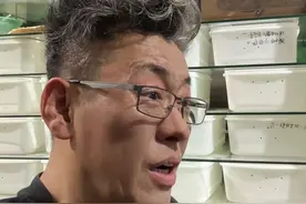 眼镜王蛇咬到怎么办 城管抓眼镜王蛇时拍照摆拍，这种行为很危险。四、五月份是眼镜王蛇交配季节，数量较多。被蛇咬后应立即捆扎，延缓中毒时间，争取治疗时间。#眼镜王蛇 #五一快乐 #好货视频封面